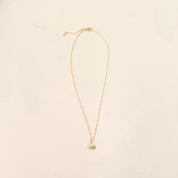Gold Shell Charm Necklace 🐚 - Picture 4 of 5